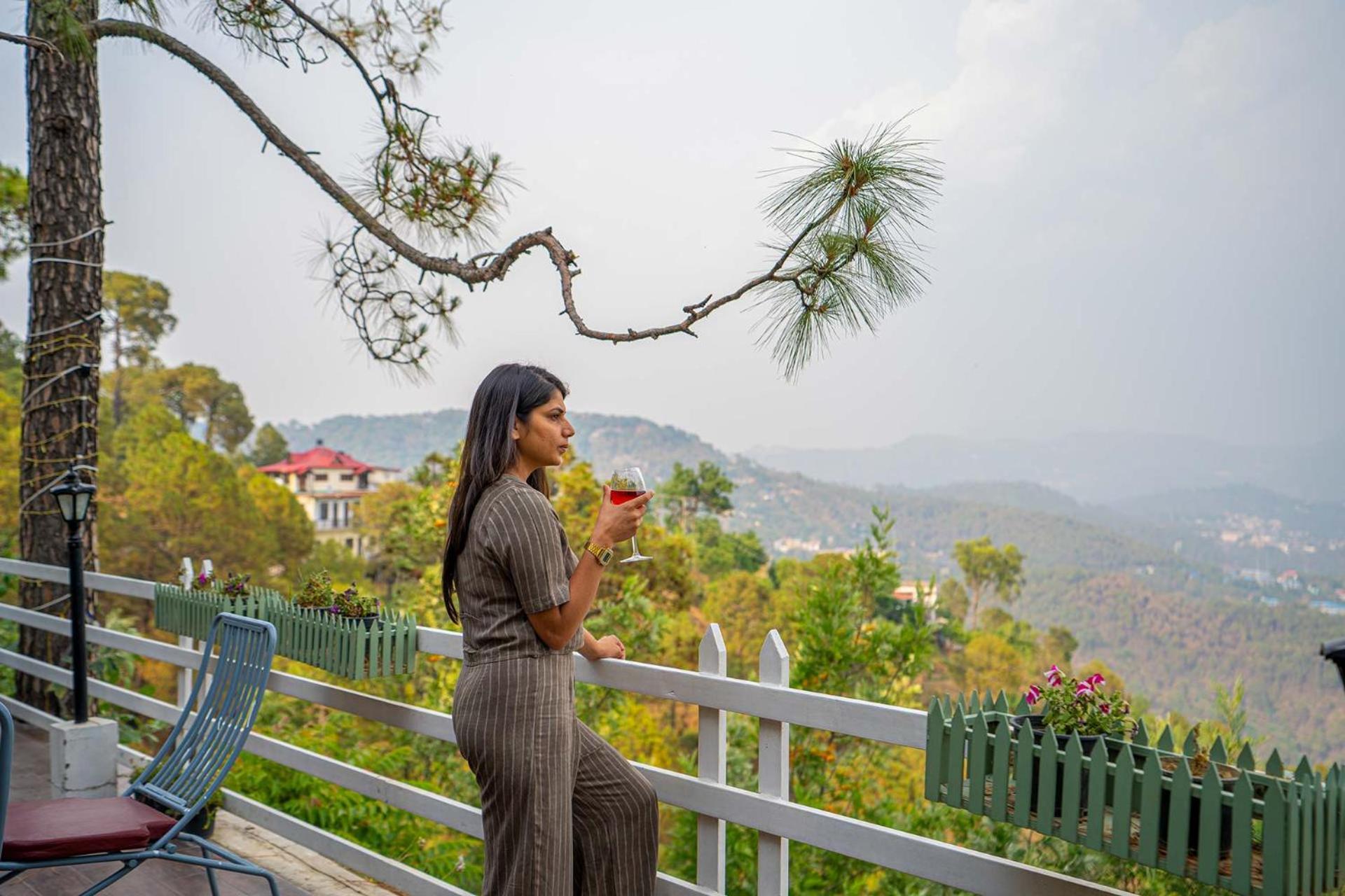 Stayvista At Bellevue With Outdoor Jacuzzi Kasauli Zewnętrze zdjęcie